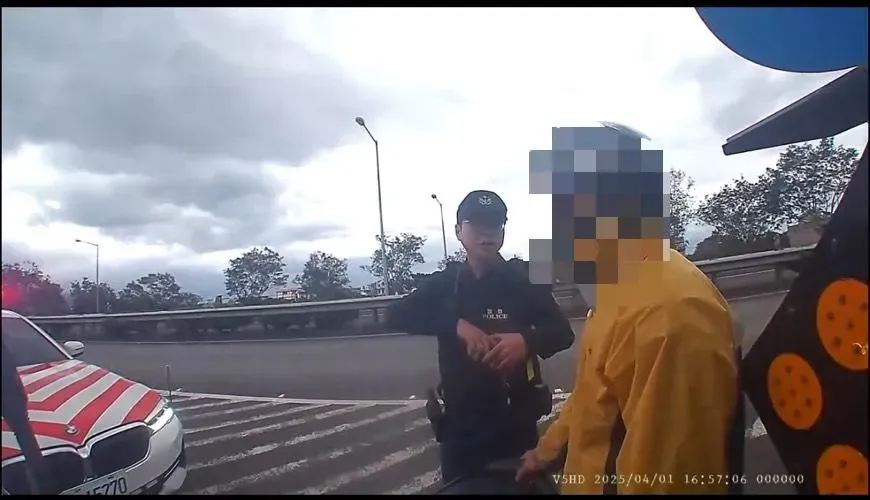 影/國5玩命瞬間！逃逸移工逆向騎機車衝路肩「根本沒駕照」