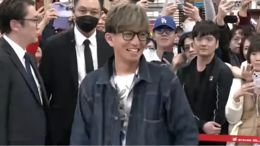 木村拓哉來台！帥氣現身松山機場　「走向粉絲合照」超暖心