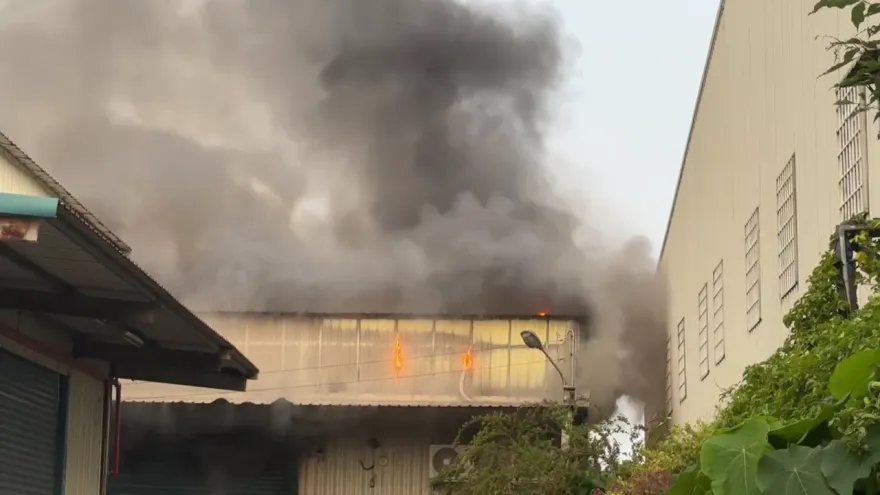 影/台中工廠大火！電鍍廠竄火煙還有爆炸聲　傷亡不明