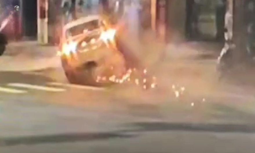 影/內湖毒駕撞桿地上刷金光　台中男酒駕K爆消防栓噴水