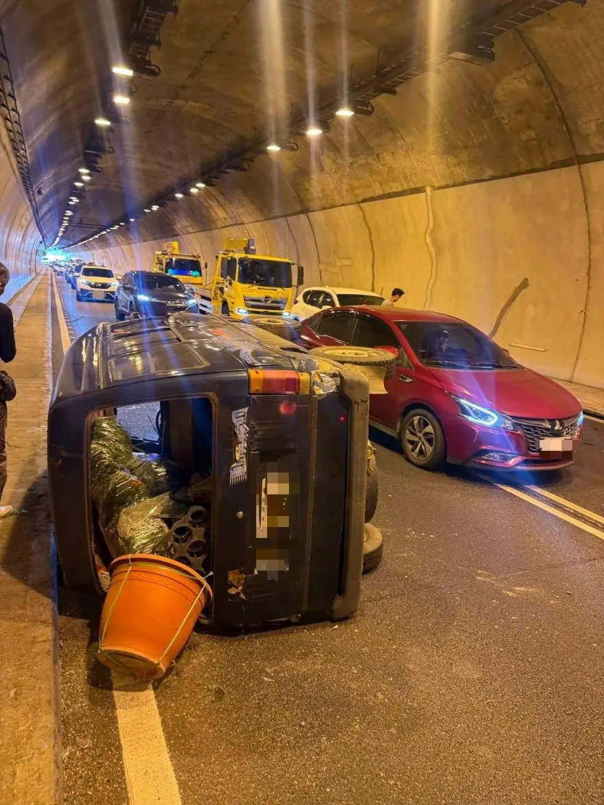 清明國道狂塞雪上加霜！國姓隧道「3車撞1車翻覆」釀回堵