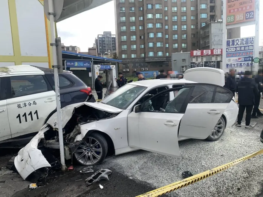 影/龍潭爆警匪追逐！拒檢男撞警車「衝加油站」　3員警受傷