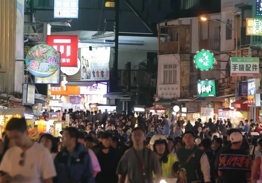 國旅大回春！墾丁大街人潮炸裂像過年　網驚：這是AI吧？