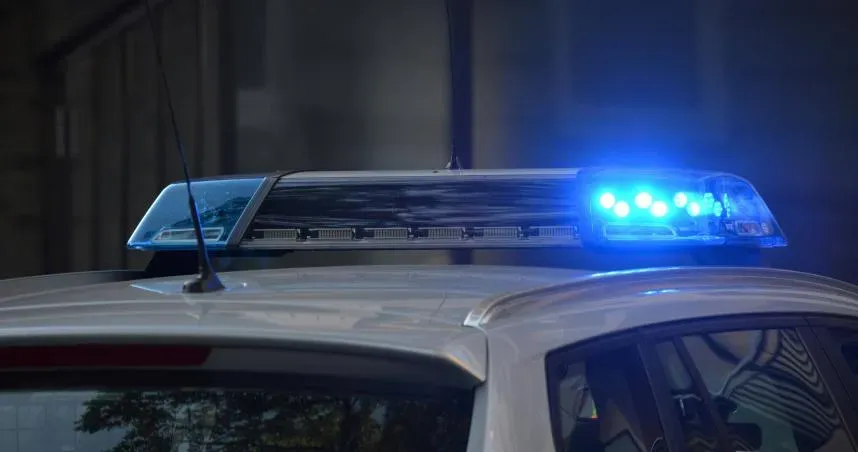 「路人阿伯」稱290萬被偷！　警捉賊後秒懂：難怪小偷會抖