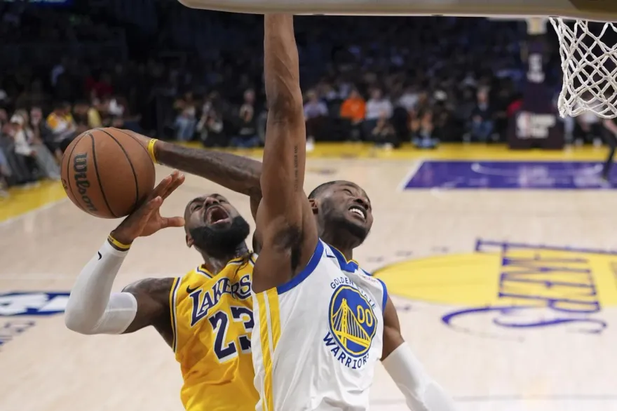 NBA勇湖大戰驚險一幕！詹皇衝撞倒地　全場鴉雀無聲