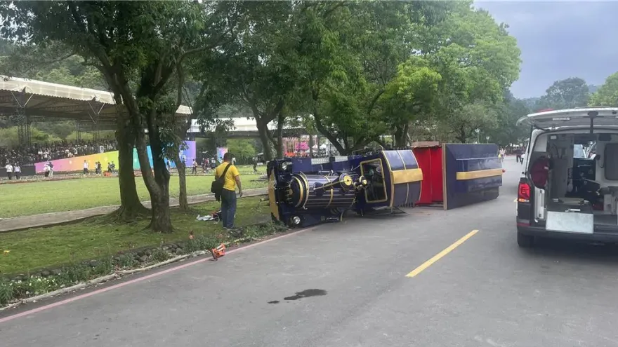 影/園區比馬路危險！綠博小火車傾斜奪老翁命　救援畫面曝