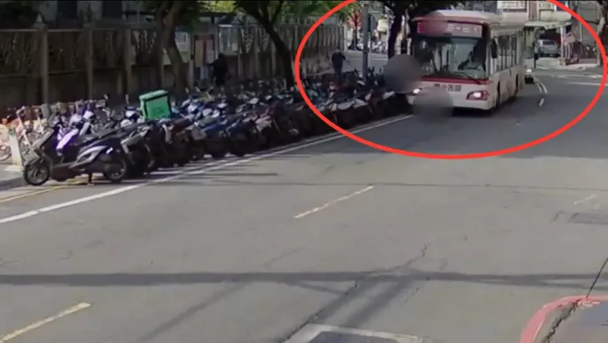 影/公車掃倒路邊整排機車　司機下車扶正竟駛離現場