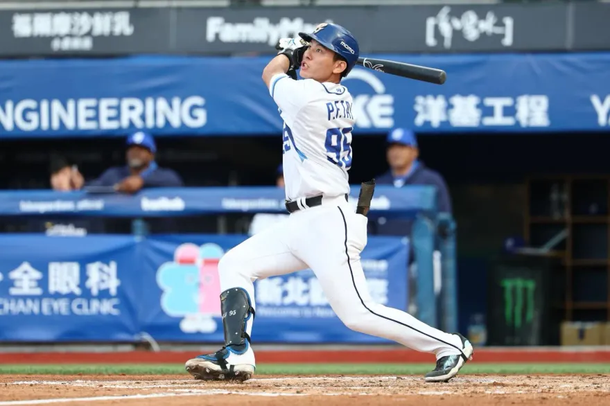 張育成落枕未先發　戴培峰生涯首度代班打4棒