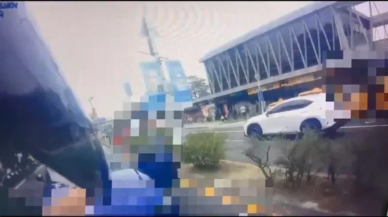 東港警遭瑪莎拉蒂囂張衝撞！　副所長浴血上銬違停仔