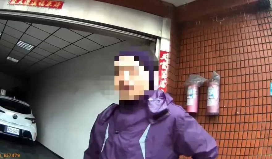 影/淡水騎士沒戴安全帽還掛假車牌　警開4罰單重罰