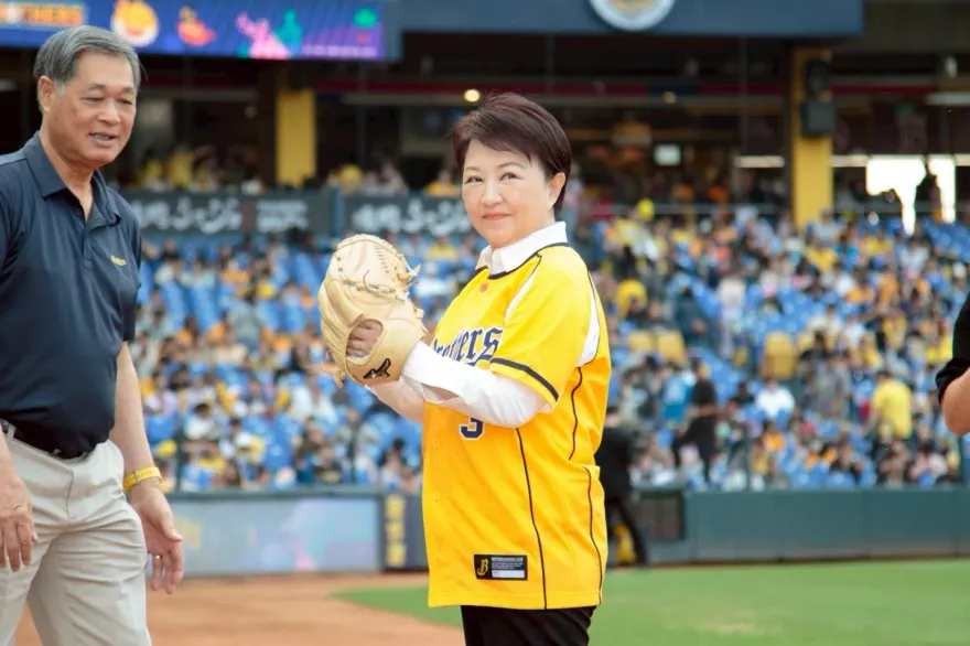 中信兄弟首戰奪勝！盧秀燕開球預祝二連霸 加碼送「東京紀念球」