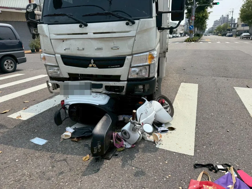 影/15秒奪命片　台中貨車「不甩紅燈」猛撞女騎士亡
