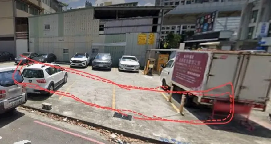泊車場停車格內被開單！台中警：車尾在人行道上