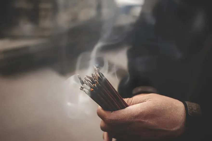 掃墓上香被煙嗆到！檢查竟是肺癌　陸翁：多虧老祖宗提醒