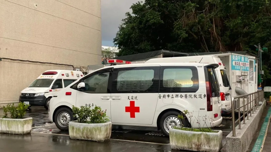 影/救護車遭短褲妹「偷開走」　高雄警定位逮人