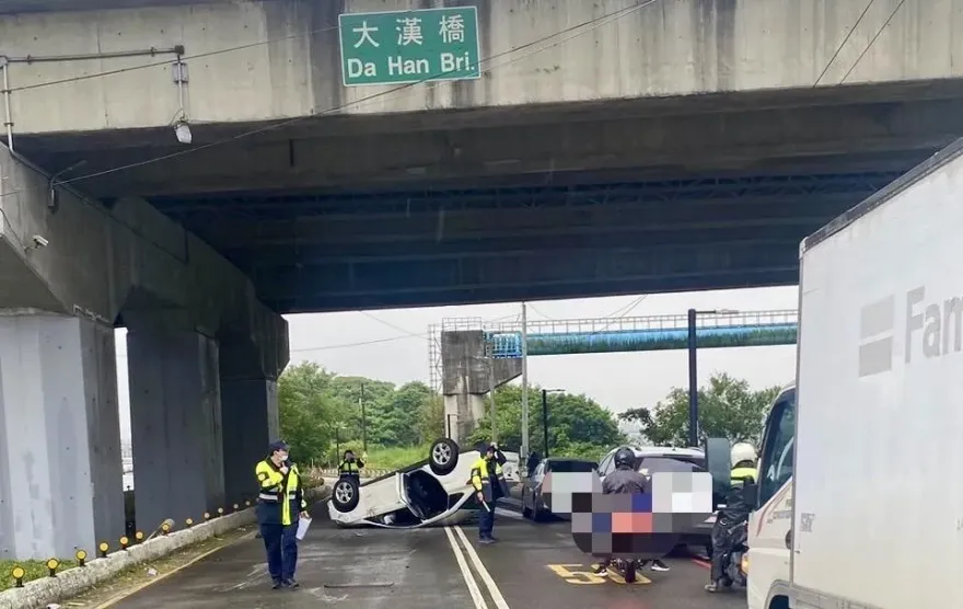 影/新莊自小客自撞翻車四輪朝天　母子自行爬出輕傷送醫