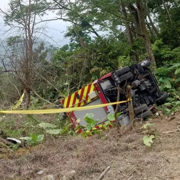 影/上山救援火燒車！　嘉義縣消防車回程過彎失控翻覆