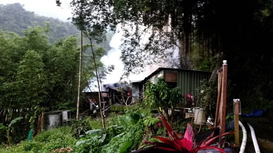 北市象山鐵皮屋火警　濃煙狂竄幸無人傷