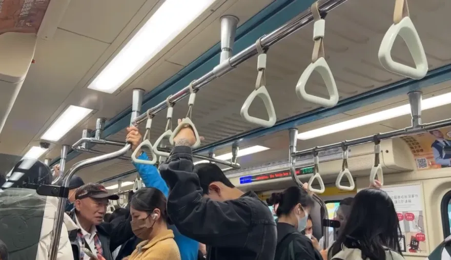 北捷板南線驚傳「女子落軌」！列車運行受影響