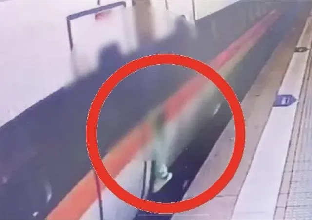 影/買吃的錯過列車！男南港站「攀車廂連結器」　企圖撐回宜蘭