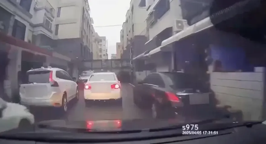 影/新竹警匪追逐！酒駕男拒攔查狂逃　衝死巷被逮