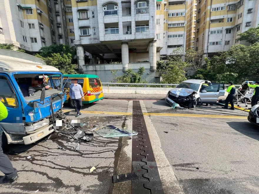 影/基隆休旅車對撞貨車「車頭皆全毀」　2駕駛送醫