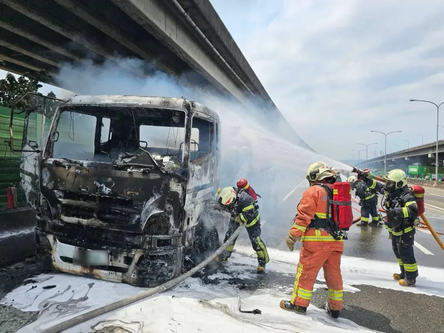 影/慘烈畫面曝！國1三重段油罐車陷火海「差點燒到98油」