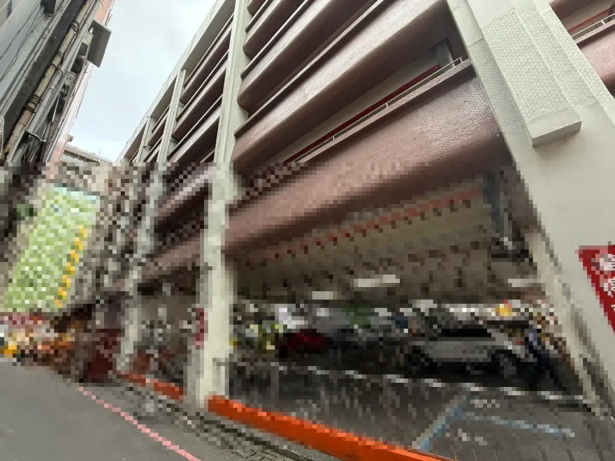 西門町峨嵋停車場旁52歲女墜樓　緊急送醫不治