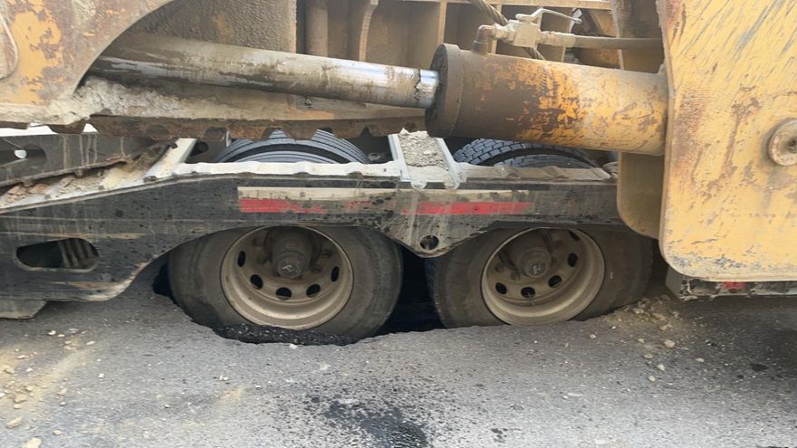 影/岡山驚見「2米寬天坑」！拖板車遭吞噬慘卡路中