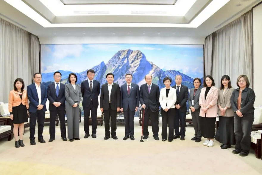 卓榮泰獲贈對聯「美國高關稅，台灣高官睡，騙你安心睡！」