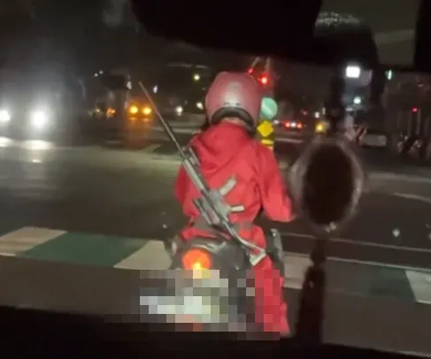 影/台中上演實境《魷魚遊戲》！　Coser背「長槍」騎車嚇壞路人