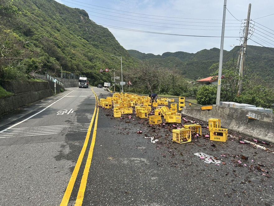 股災期間又有「酒災」！台2線驚見全碎畫面