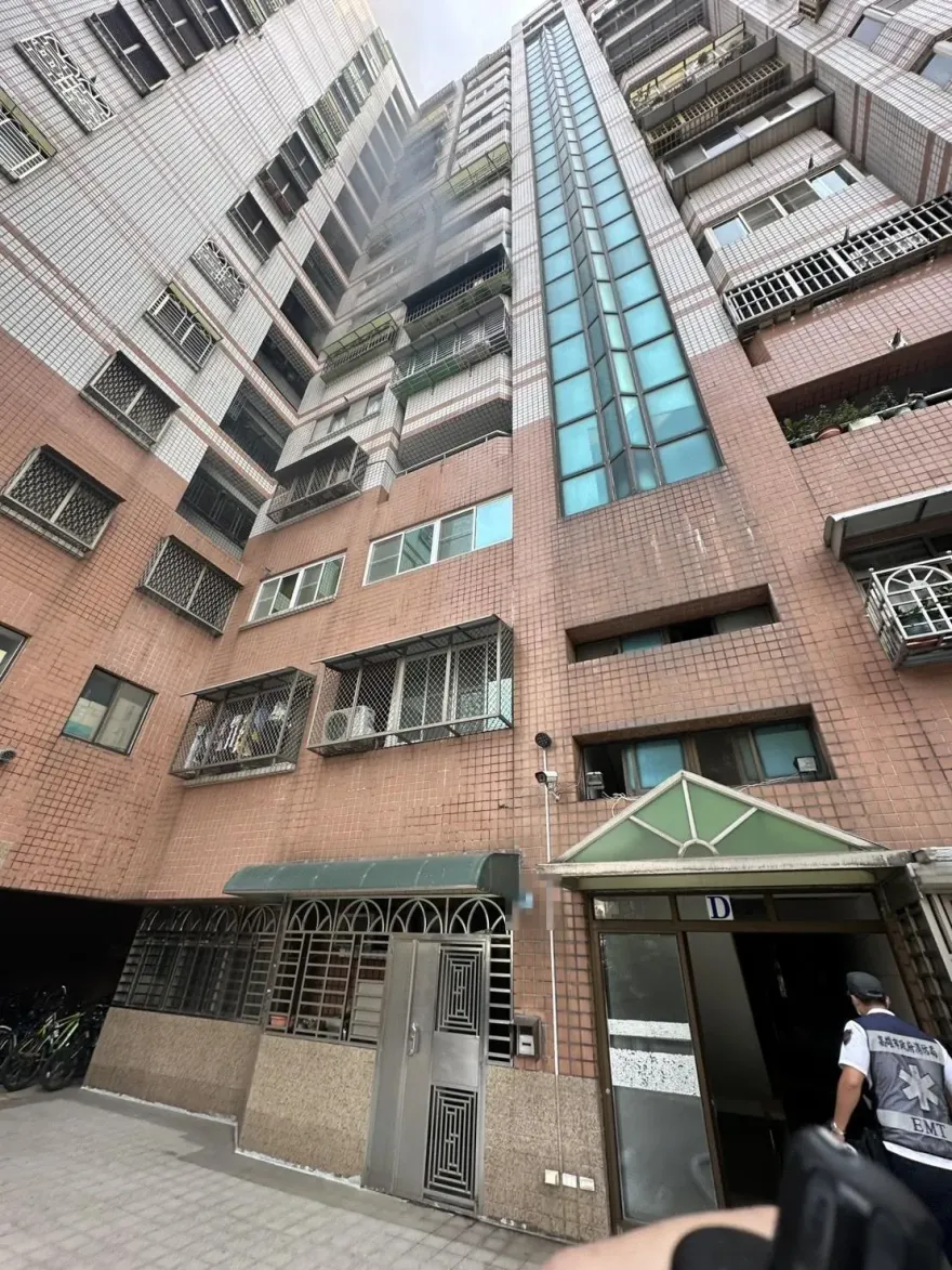 高雄楠梓大樓一大早傳火警！　勇消衝火場救出一對夫妻