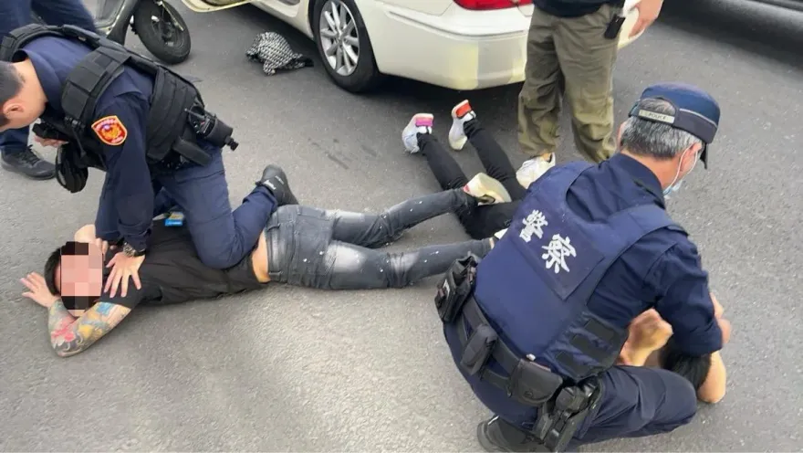 影/耍詐！高雄男拿假鈔面交305萬泰達幣被打到骨裂　2賣家被逮