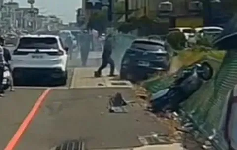影/疑身體不適！台南女撞機車再衝人行道　冒白煙畫面曝