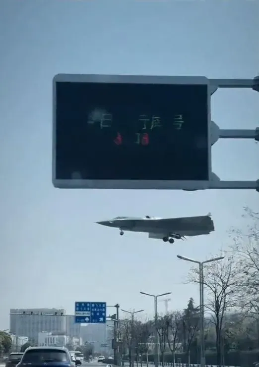 影/離地僅20米！陸殲-36超低空飛越馬路　料離量產服役不遠