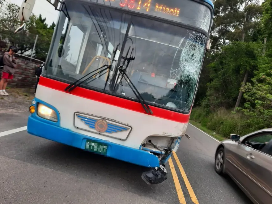 影/通霄大巴對決油罐車！司機眼角掛彩見血　16乘客驚嚇
