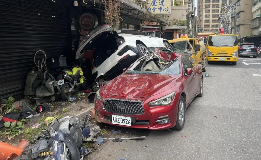 影/北市BMW暴衝連撞6車　騎上路邊車輛1人傷