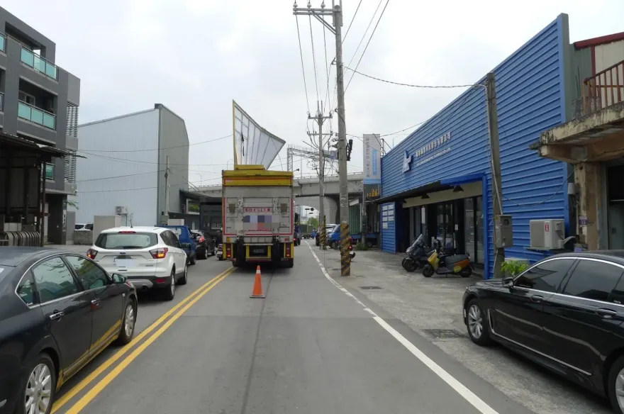 台中眾人看傻！　鷗翼大貨車扯斷電線「翅膀骨折」