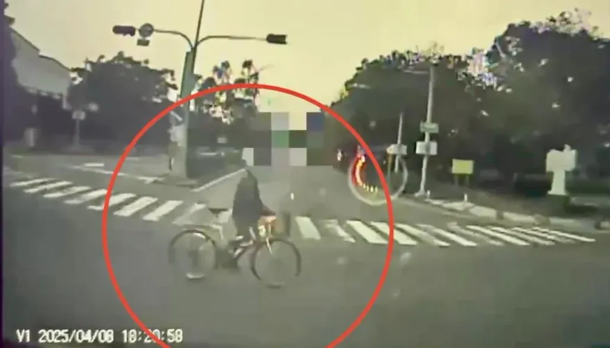影/單車男逆向闖紅燈　救護車載「命危婦」閃避不及撞上