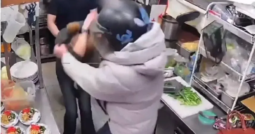 哈菸遭攔不爽！火爆員工猛毆60歲女店長「拳拳打頭」
