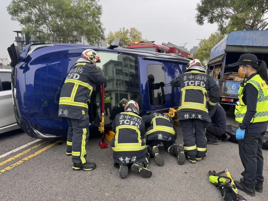 台中北屯2車碰撞「休旅車慘翻」　70歲駕駛受困救出
