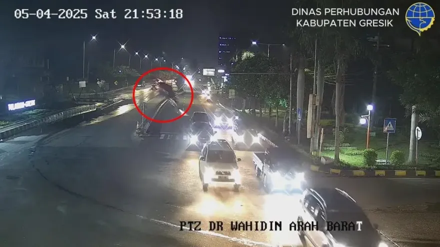 影/驚！印尼轎車「炮彈式」飛出　因導航誤闖興建中高架橋