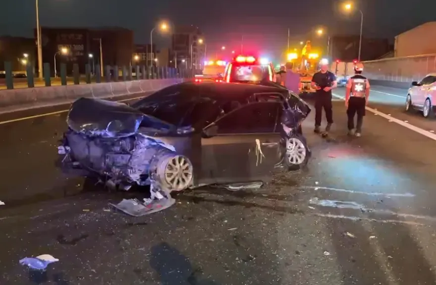 國1驚險追撞翻車事故！　雙方駕駛送醫無生命危險