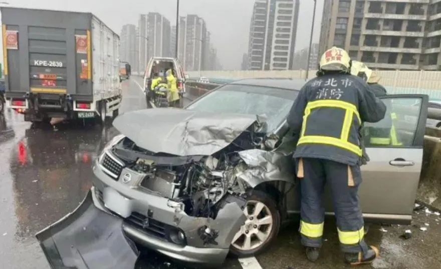 台64線砂石車衝撞2車　轎車駕駛夾困送醫搶救