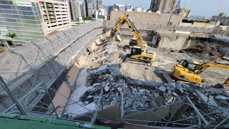 影/台中瞬間暴雨釀災　商旅拆除工程「高樓鷹架傾斜」