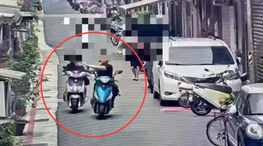 影/北市行車糾紛爆衝突　男子「狂噴辣椒水」逼車