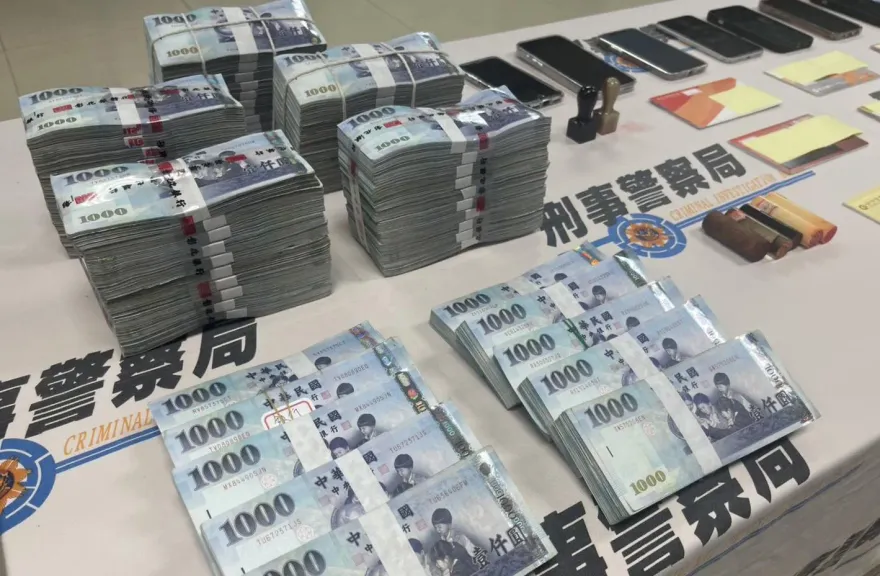 影/四海幫「神鬼會計」洗錢25億　警逮19人扣錢磚