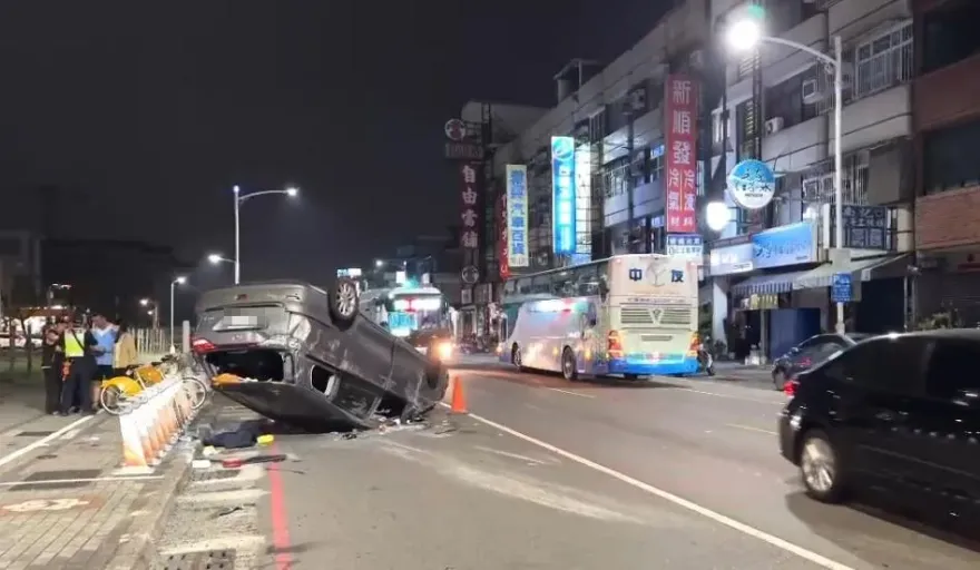 影/起步沒禮讓！高雄廂型車遭撞「四輪朝天」畫面曝