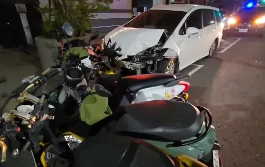 開到「度估」！　高雄男駕小白保齡球式失控刷一整排機車